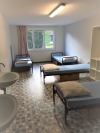 Une chambre avec 5 lits